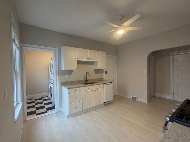 Building Photo - 10 Lambert Ave