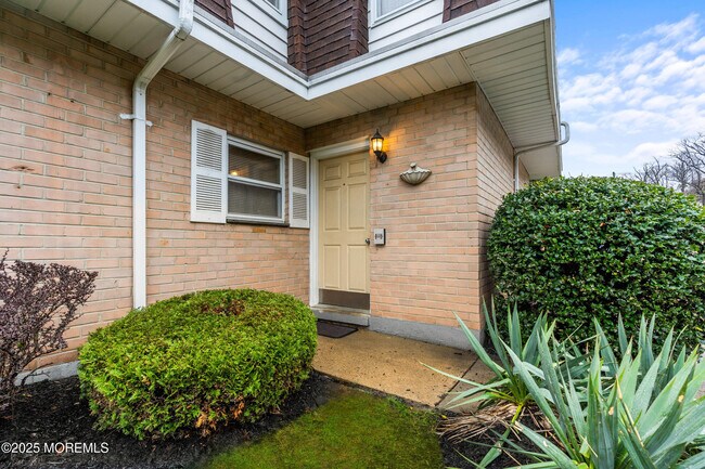 Building Photo - 321-323-323 Shore Dr