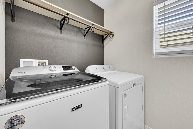 Building Photo - $2,350.00, 3 bed, 2.5 bath located in Peyt...