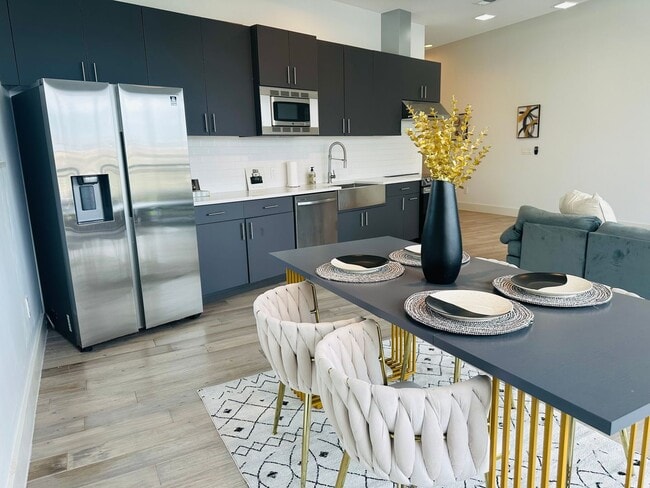 Building Photo - Modern 1 Bedroom in The Cedars