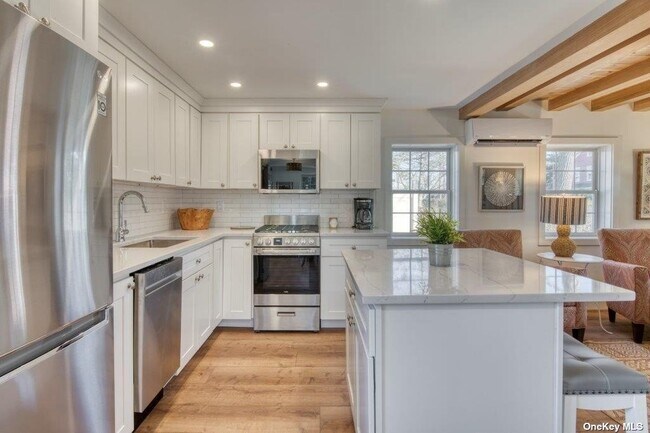 Building Photo - 555 Bridge St