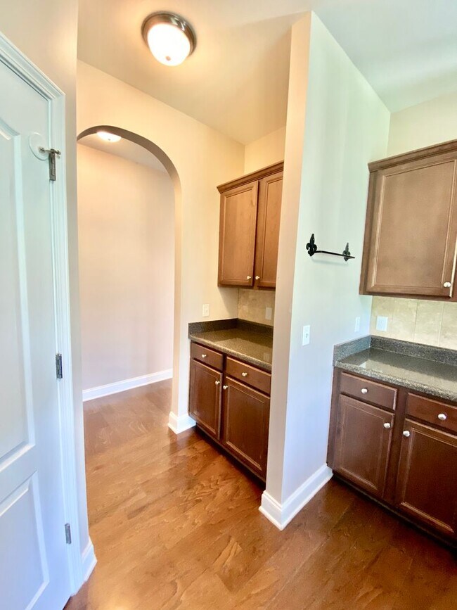 Building Photo - Huge 6 Bedroom Home In The Bluffs On The New River