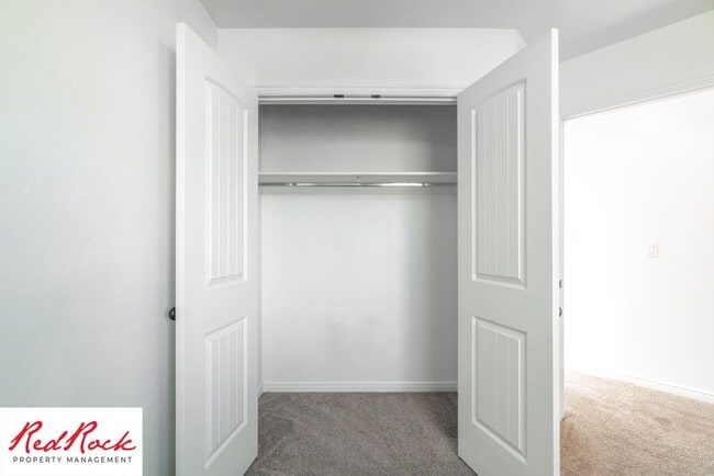 Building Photo - End Unit, DOG-FRIENDLY 3 Bedroom Townhome ...