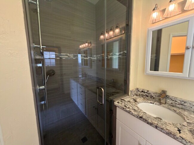 Building Photo - 3 bed 2 bath 2 car garage & pool.
