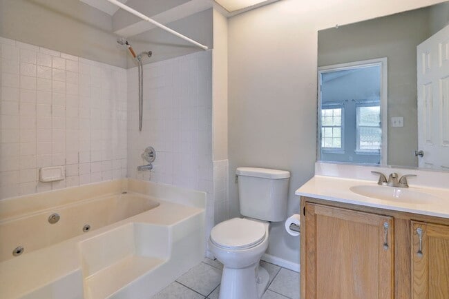Building Photo - Spacious Duplex in Coventry