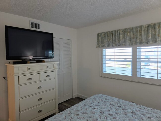 Building Photo - 285 107th Ave