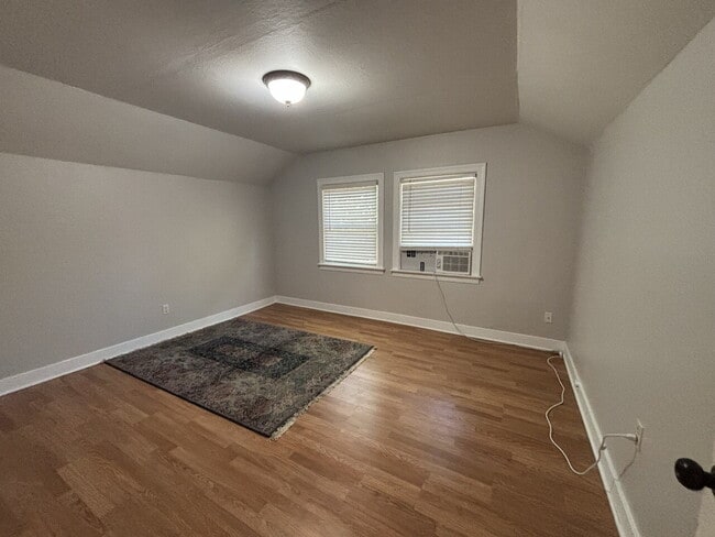 Building Photo - Recently remodeled vintage home in the hea...