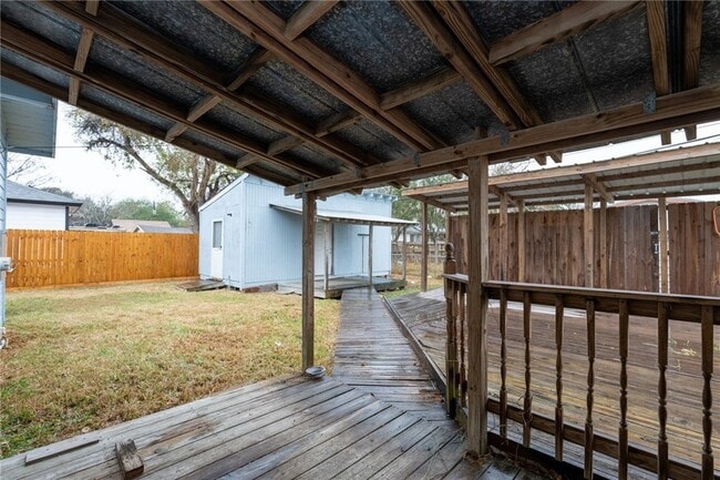 Building Photo - 706 Pennington Dr