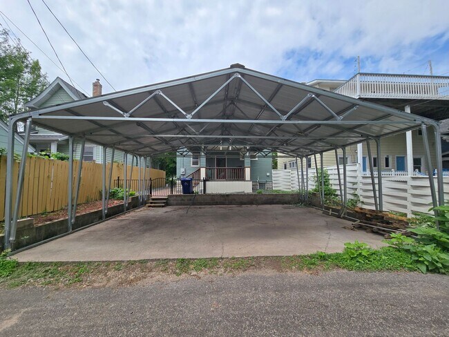 Building Photo - SINGLE FAMILY HOME! Great Location! Laundry, Wood Floors and Parking!
