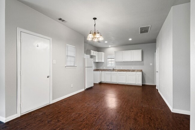 Building Photo - Jewel St- Duplex