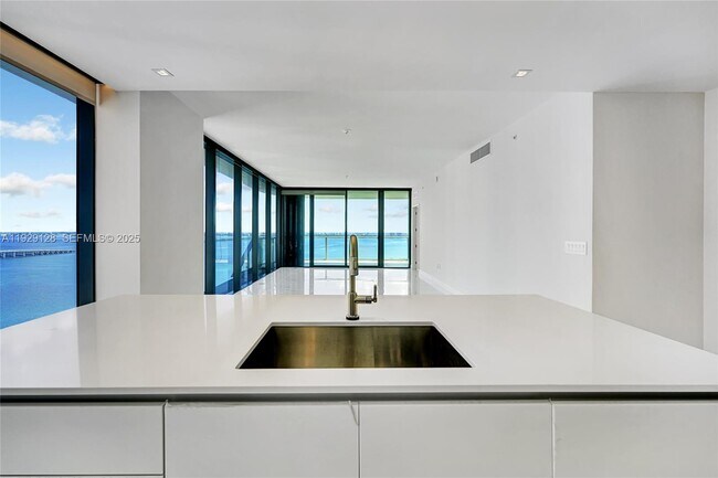 Building Photo - 700 NE 24th St