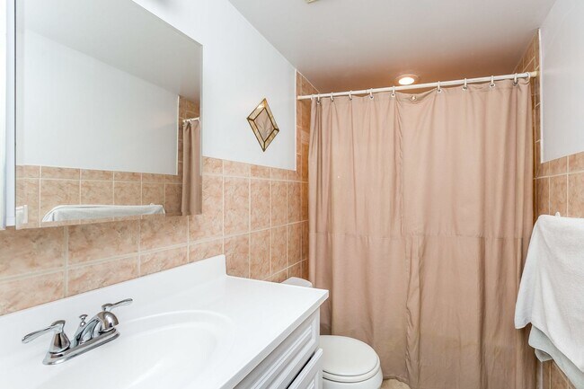 Building Photo - Stylish End-of-Group 2 bd 2.5bth Home in P...