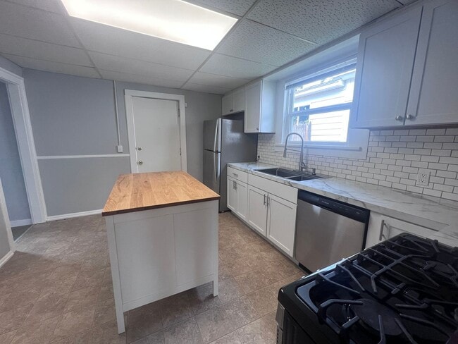 Building Photo - Two Bedroom Home - NE Side of Grand Rapids!