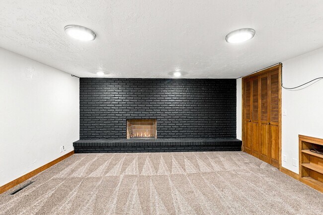 Building Photo - 650 Canyon Rd