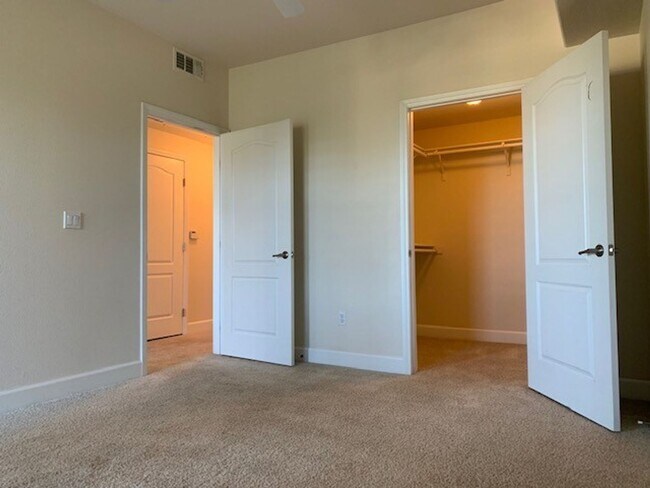 Building Photo - Nice Condo w/Garage in Roseville