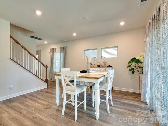 Building Photo - 4009 Woodland View Dr