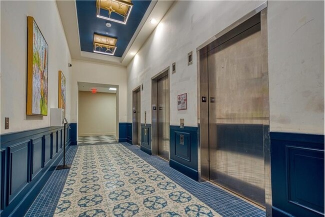 Building Photo - 702 E 11th St