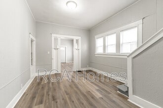 Building Photo - 2427 N Kenwood Ave