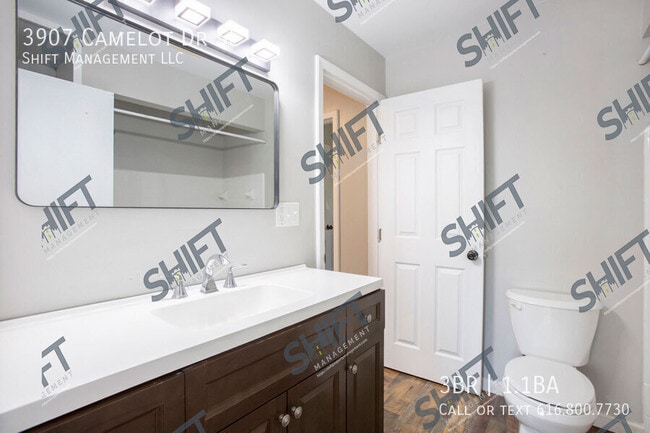 Building Photo - 3907 Camelot Dr SE