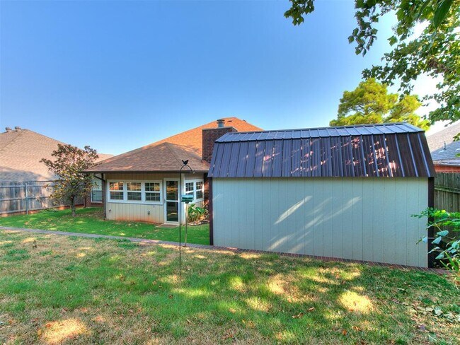 Building Photo - 1612 N Locust Terrace
