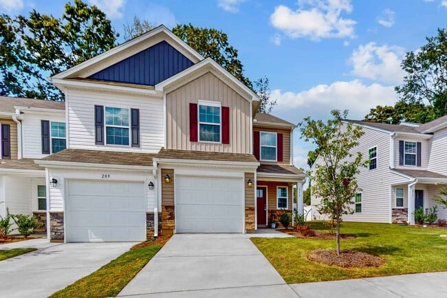 Building Photo - L Attitude 34 Dillard Creek