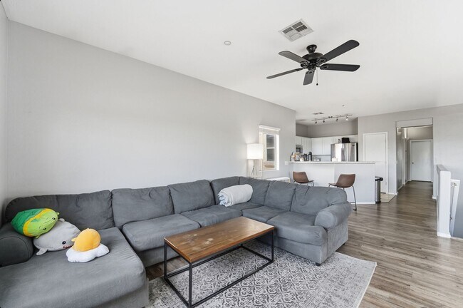 Building Photo - Bright 3-Bed Townhouse in Quiet Gated Community Near ASU