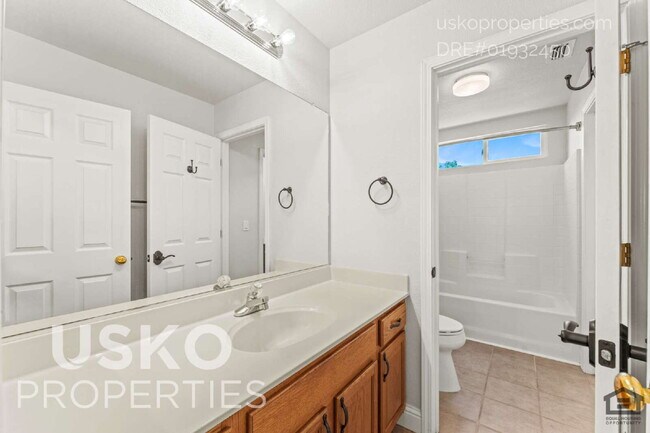 Building Photo - "Spacious 4-Bedroom Retreat with 2.5 Baths...
