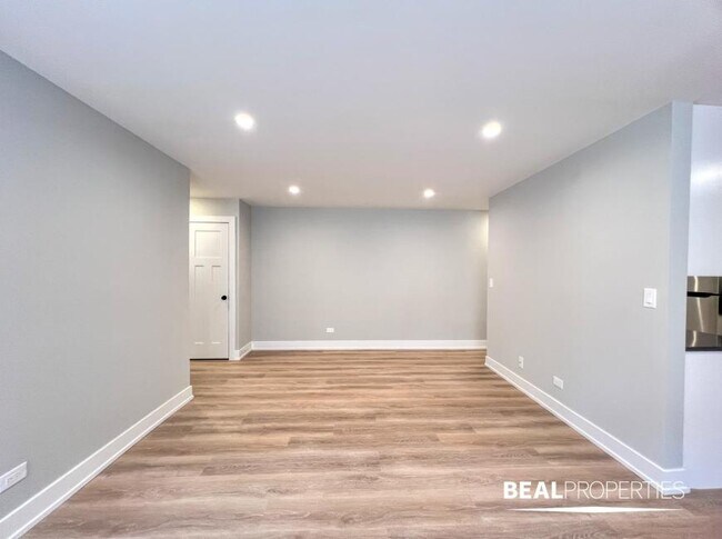 Building Photo - 1 bedroom in CHICAGO IL 60657