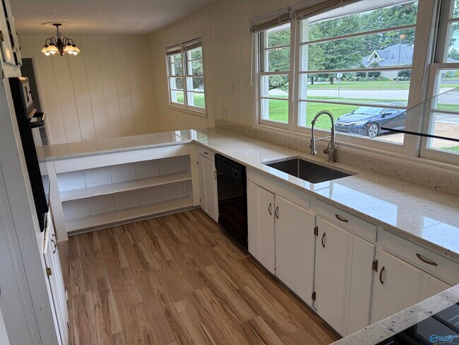 Building Photo - 8009 Whitesburg Dr