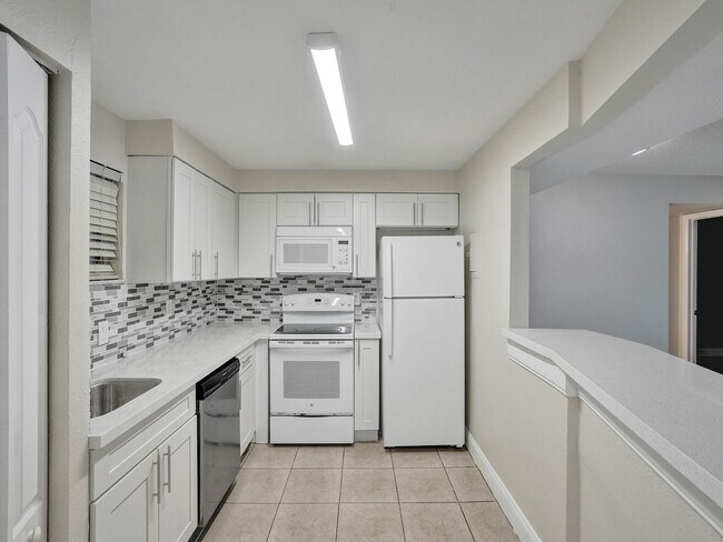 Building Photo - Renovated & Updated 2 Bed/2 Bath Condo with Patio – Prime Springcrest Location!