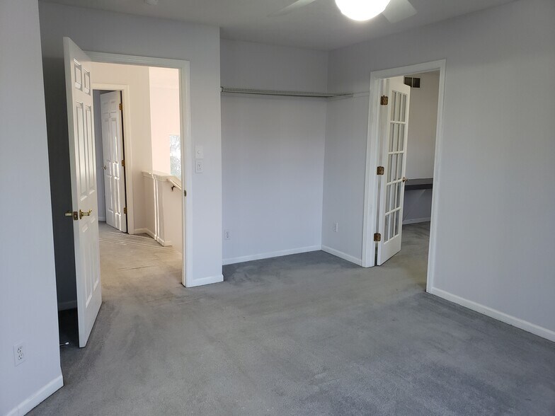 Building Photo - 3910 Old Elm Dr SE