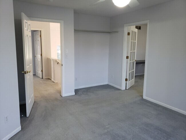 Building Photo - 3910 Old Elm Dr SE