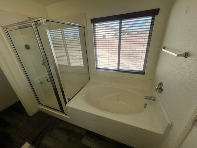 Building Photo - Spacious 4-Bedroom Home in Desirable Apple Valley Neighborhood