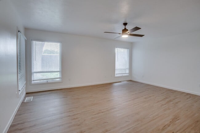 Building Photo - Pre Leasing for Fall 2026! 4/3 in Medical District