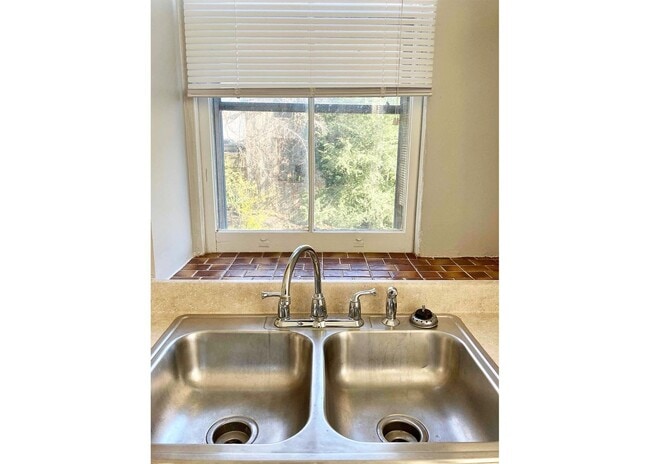 Building Photo - 3210 Bishop St