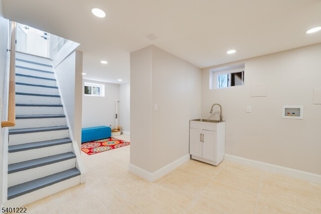 Building Photo - 21 Lombardy Pl