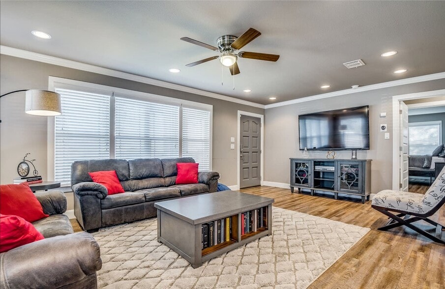 Building Photo - 730 S Mesquite Ave