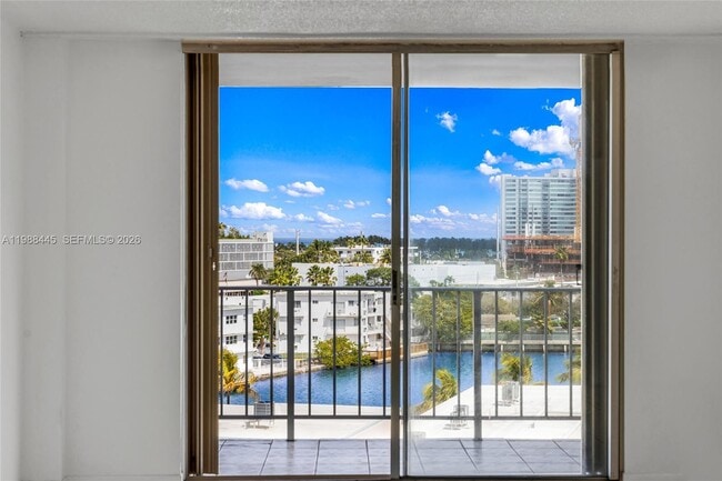 Building Photo - 6900 Bay Dr