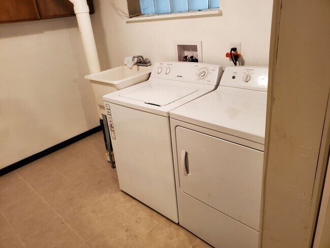 Building Photo - Cute, Quiet and Renovated One Bedroom Finished Basement in Eaton