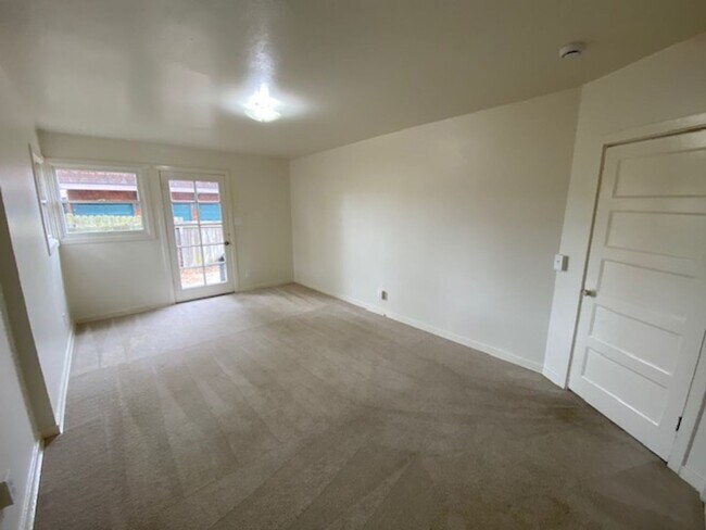 Building Photo - 17 Mile Drive Cottage!