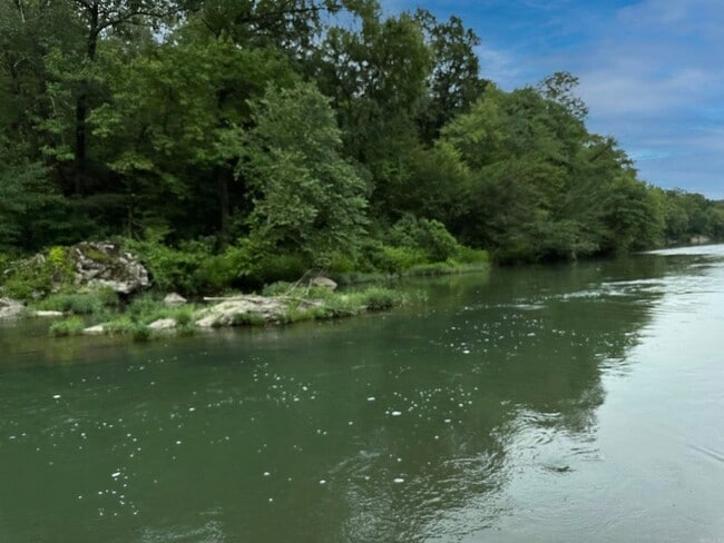 Building Photo - 896 Vaughn Rd