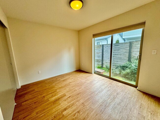 Building Photo - Location! Location! Modern 3 bed, 2.5 bath, Townhome near Greenlake!
