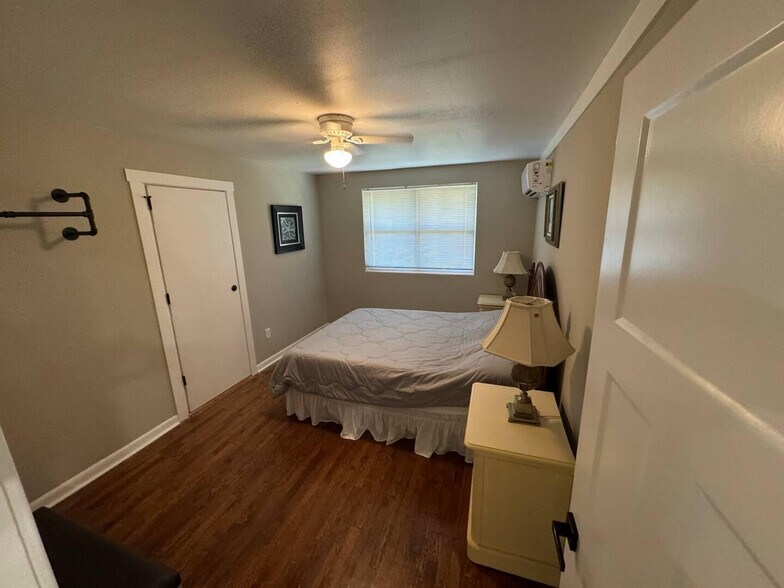 Building Photo - 2371 Le Ruth Dr