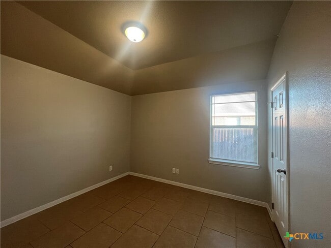 Building Photo - 1401 Loyal Ln