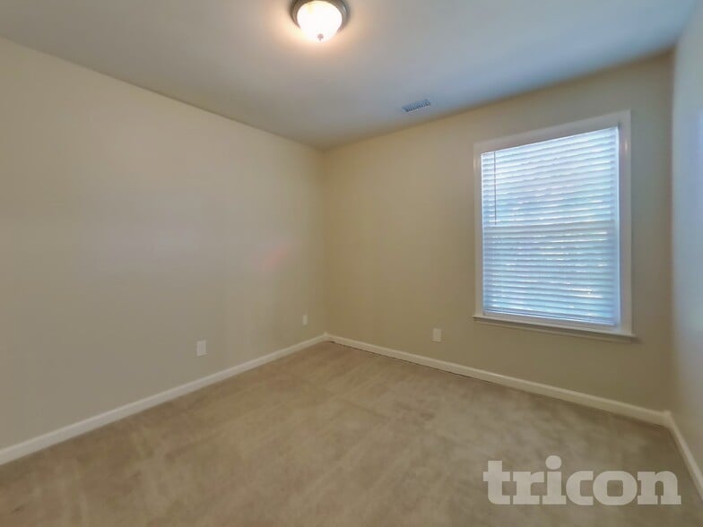 Building Photo - 2863 Iroquois Dr