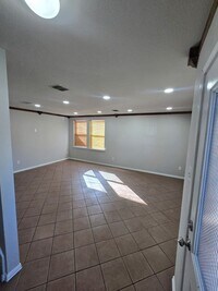 Building Photo - 4 Bedroom / 2.5 Bath / 2 Car Garage