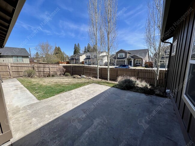 Building Photo - Updated single level 3 BR home in SE Bend ...