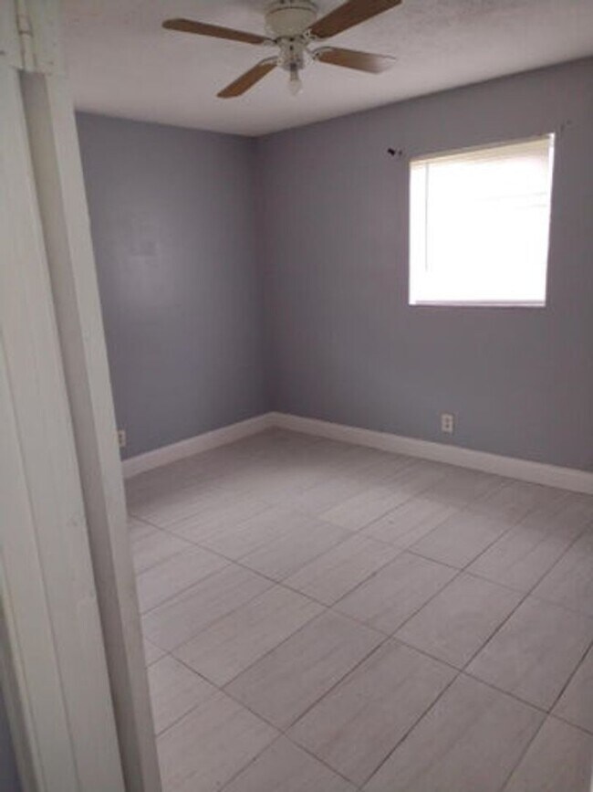 Building Photo - 5911 Barbados Way E