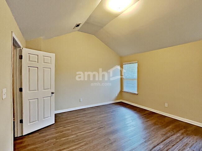 Building Photo - 303 Hidden Creek Ln