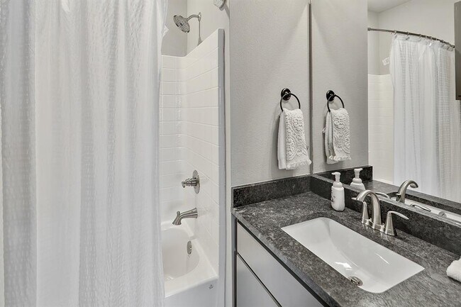 Building Photo - 1451 Associates Ave